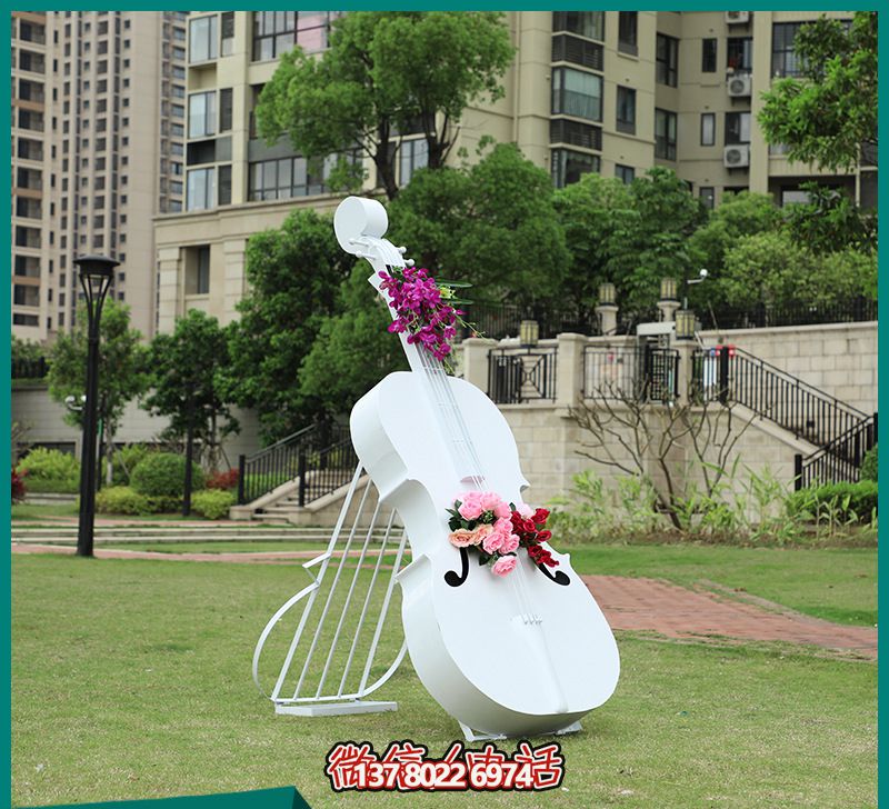 玻璃鋼雕塑，打造創(chuàng)意白色大提琴，點綴公園景區(qū)