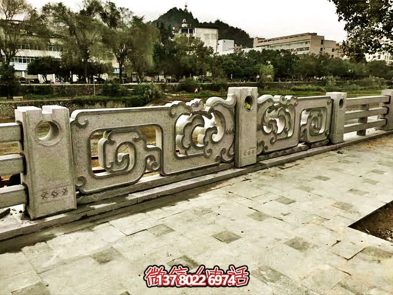 大理石石欄桿鏤空雕塑，讓湖邊的裝飾更加完美