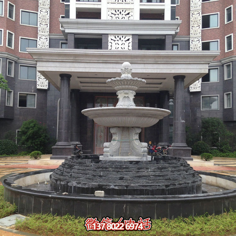 清新的雙層噴泉水雕裝飾，為辦公大樓門前增添靈動氣息